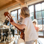 Niños aprendiendo a tocar instrumentos faciles