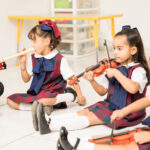 Niñas aprendiendo a tocar musica en la escuela de música Rock Factory Málaga